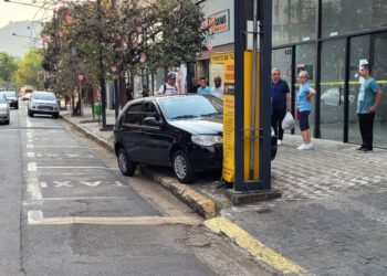 Motorista perde controle da direção, sobe em calçada e bate em cabine de ponto de táxi