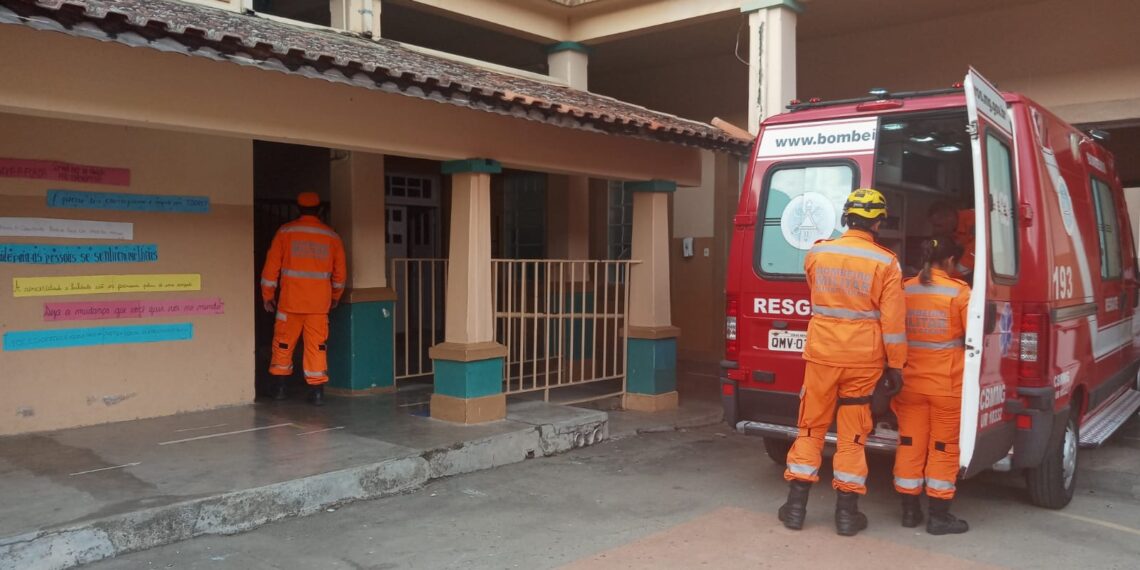 Menino de 10 anos fica ferido ao ser prensado por portão em escola de Poços de Caldas