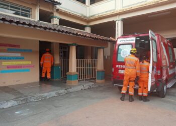 Menino de 10 anos fica ferido ao ser prensado por portão em escola de Poços de Caldas