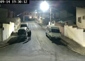 Câmera registra dois homens furtando van em Poços de Caldas