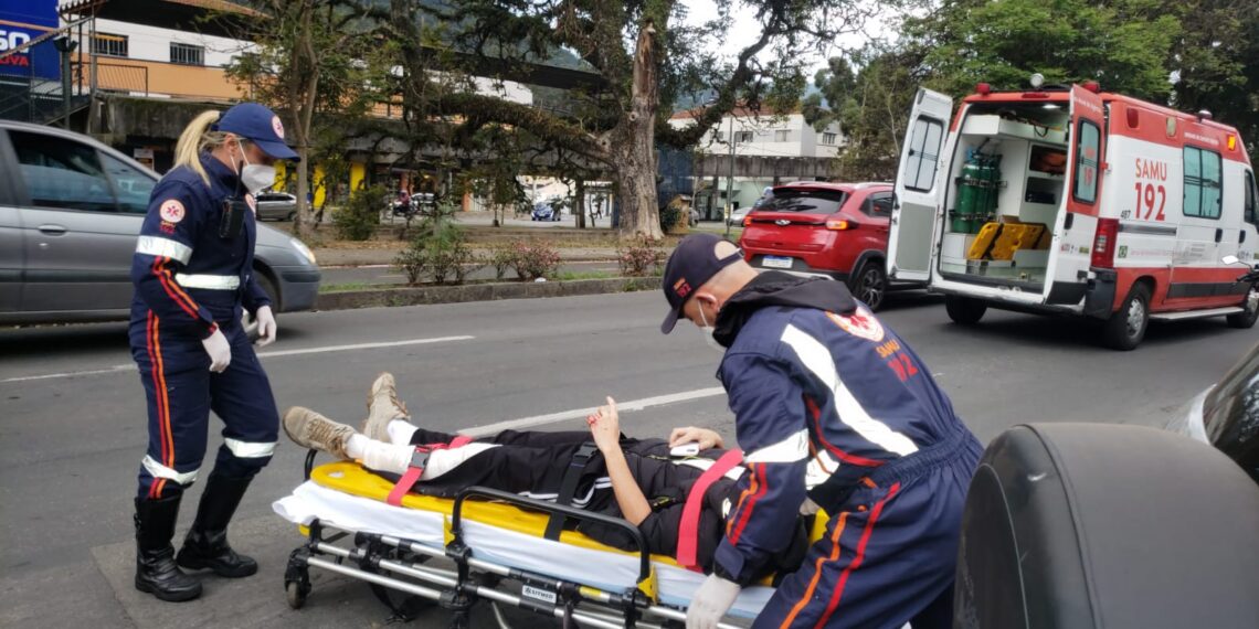 Acidente entre carro e moto deixa dois feridos em Poços de Caldas
