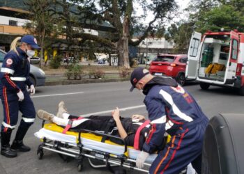 Acidente entre carro e moto deixa dois feridos em Poços de Caldas