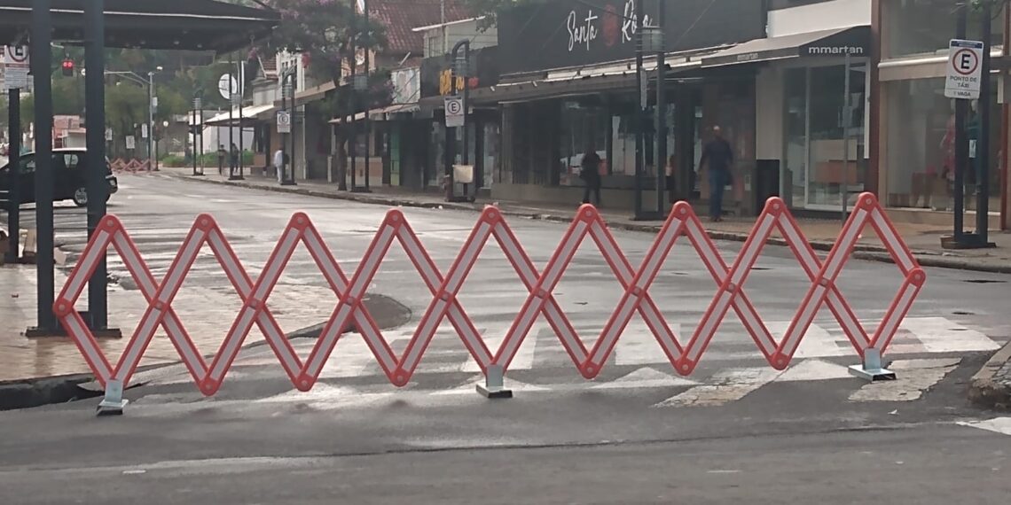 Trecho da Rua Barros Cobra é interditado em Poços de Caldas