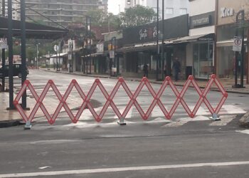 Trecho da Rua Barros Cobra é interditado em Poços de Caldas