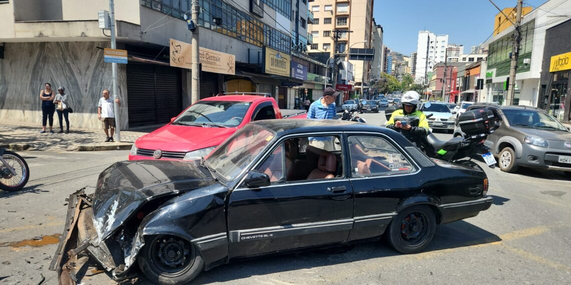Acidente entre ônibus e dois carros é registrado em Poços de Caldas