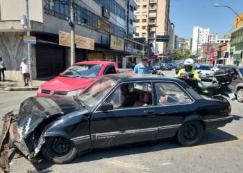 Acidente entre ônibus e dois carros é registrado em Poços de Caldas