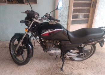 Homem tem moto furtada por ex-funcionário em Poços