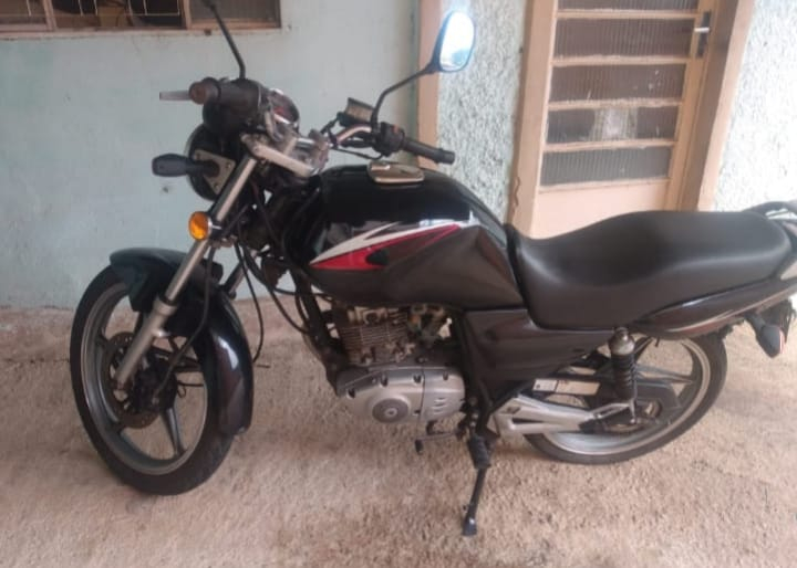 Homem tem moto furtada por ex-funcionário em Poços