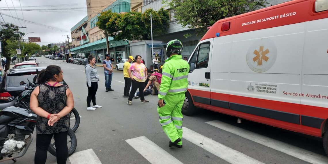 Jovem é atropelada por moto no Centro de Poços de Caldas