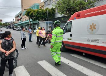 Jovem é atropelada por moto no Centro de Poços de Caldas