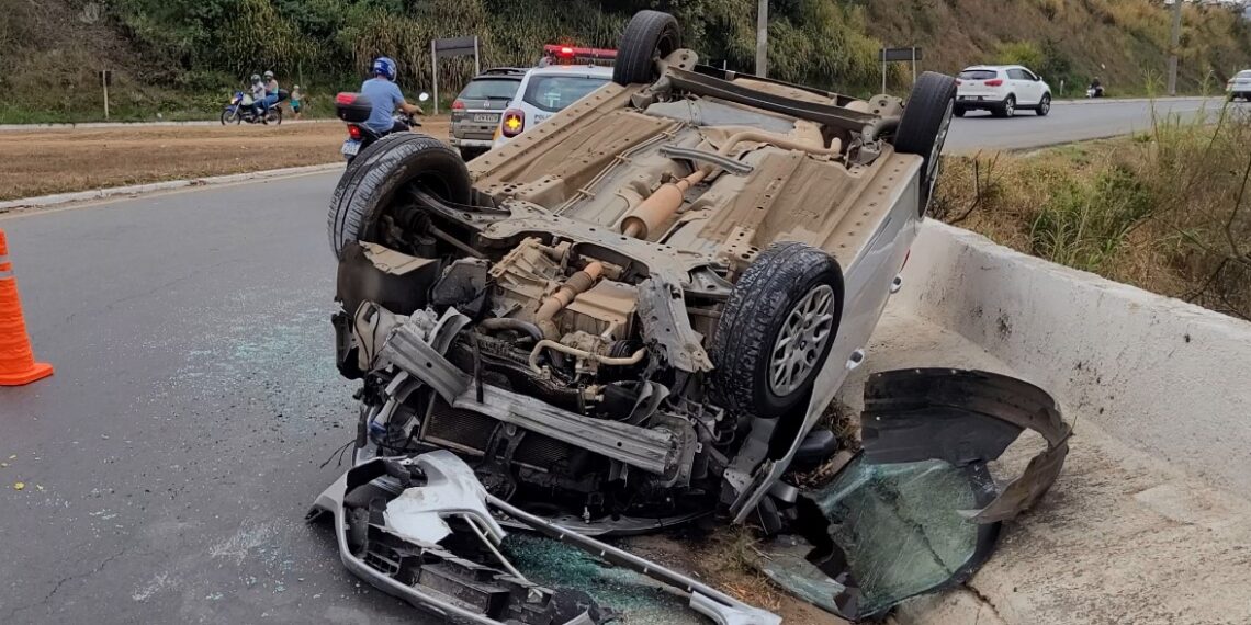 Motorista fica ferido após capotamento em Poços de Caldas