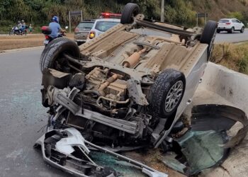 Motorista fica ferido após capotamento em Poços de Caldas