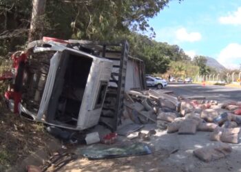 Caminhão carregado de cimento tomba após freio falhar
