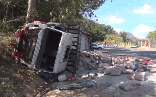 Caminhão carregado de cimento tomba após freio falhar