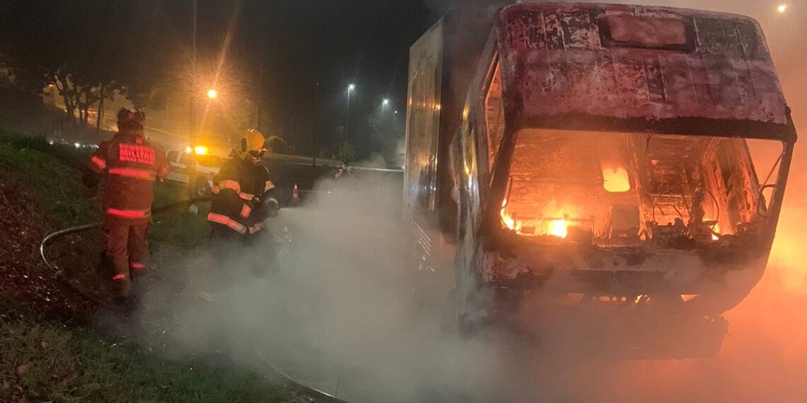 Cabine de caminhão pega fogo e fica destruída na BR-146