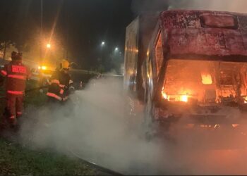 Cabine de caminhão pega fogo e fica destruída na BR-146