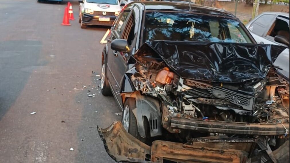 Carro fica com a frente destruída após colisão em Poços de Caldas