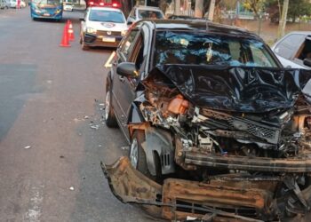 Carro fica com a frente destruída após colisão em Poços de Caldas