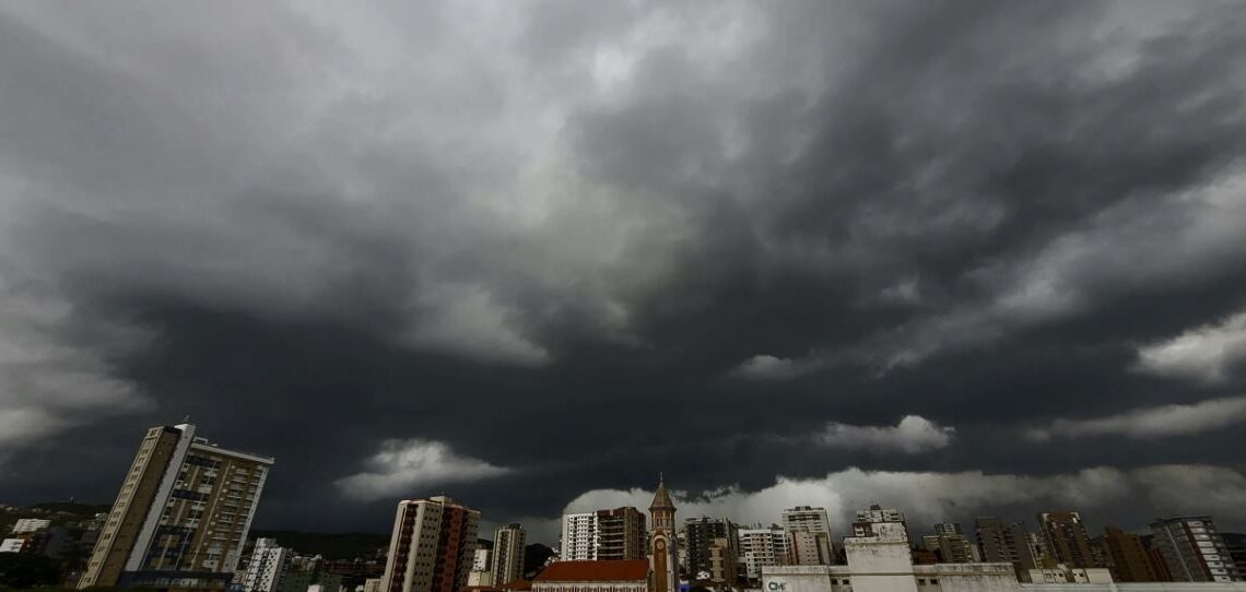 INMET emite alerta de perigo para tempestade com ventos e granizo