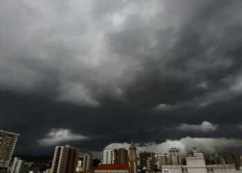 INMET emite alerta de perigo para tempestade com ventos e granizo