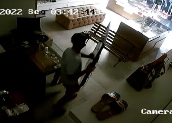 Câmera flagra homem quebrando porta de loja e furtando televisão em Poços