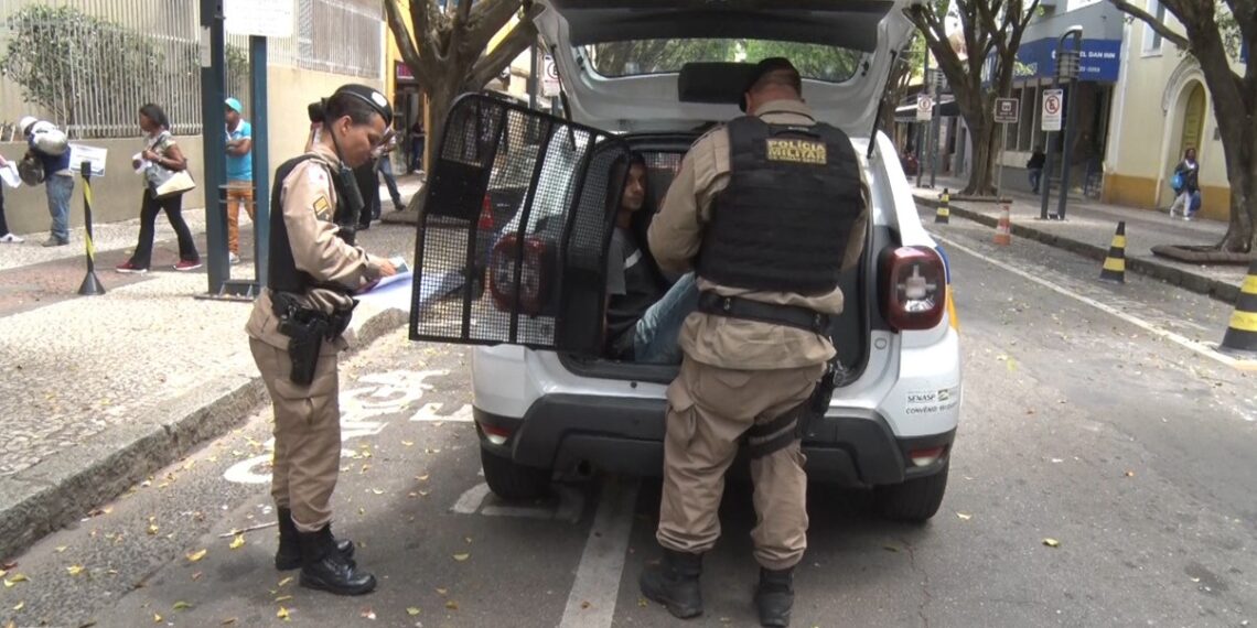 PM prende golpista em flagrante dentro de agência em Poços