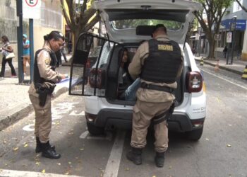 PM prende golpista em flagrante dentro de agência em Poços