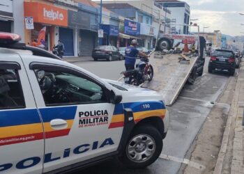 Homem com cnh vencida tem moto apreendida após ser flagrado avançando sinal vermelho em Poços