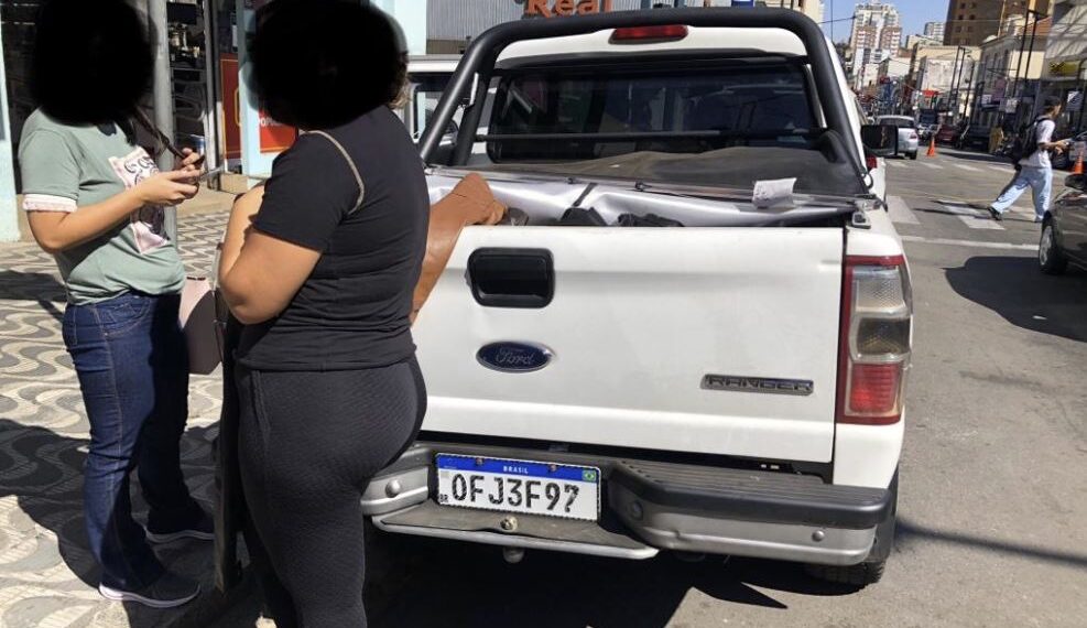 Mulheres que vendiam jaquetas no Centro de Poços são multadas