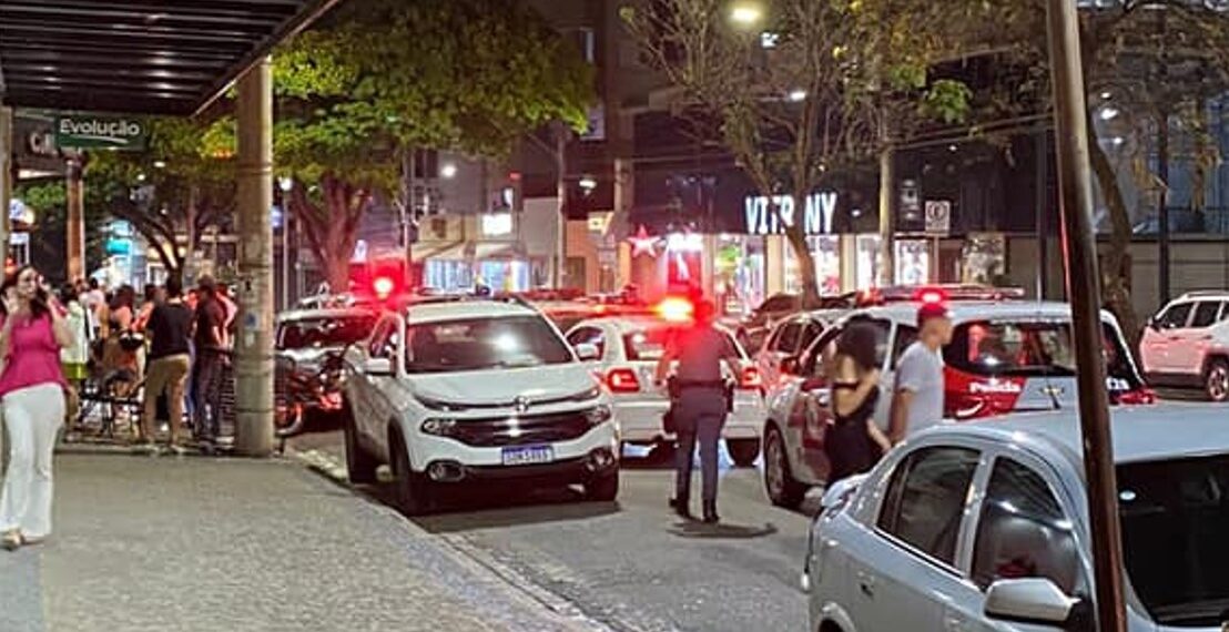 Homem armado é preso após agredir duas pessoas durante briga em bar
