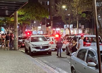 Homem armado é preso após agredir duas pessoas durante briga em bar
