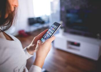 Internet já é acessível em 90,0% dos domicílios do país em 2021; diz IBGE