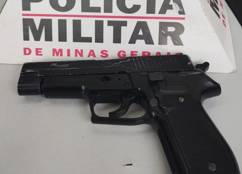 Menino de 13 anos é flagrado com simulacro de arma de fogo dentro de escola em Poços