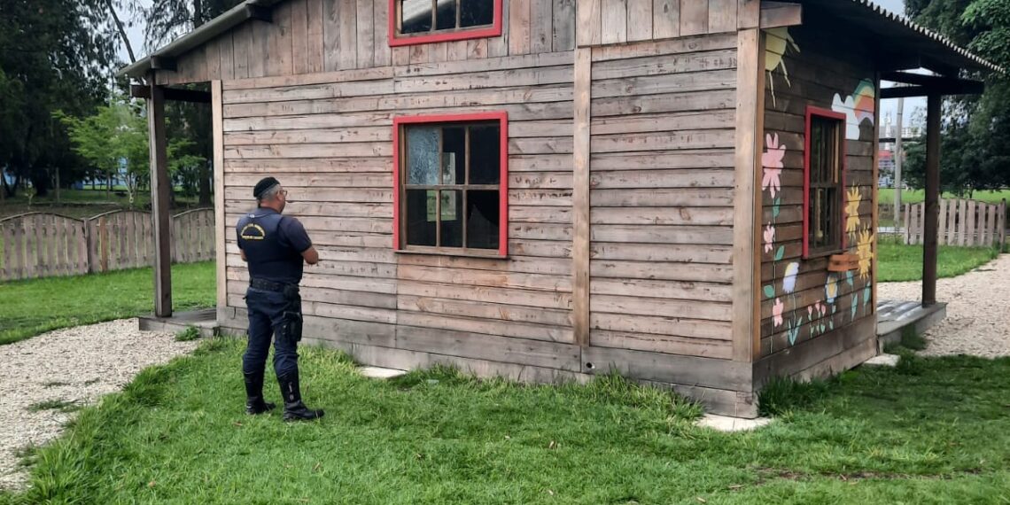 Adolescentes são flagrados danificando Clubinho da Turma da Mônica em Poços