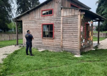 Adolescentes são flagrados danificando Clubinho da Turma da Mônica em Poços
