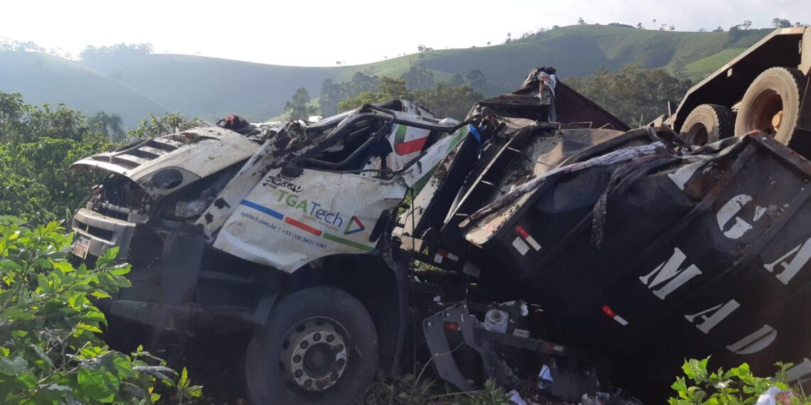 Motorista fica gravemente ferido após acidente na BR-459