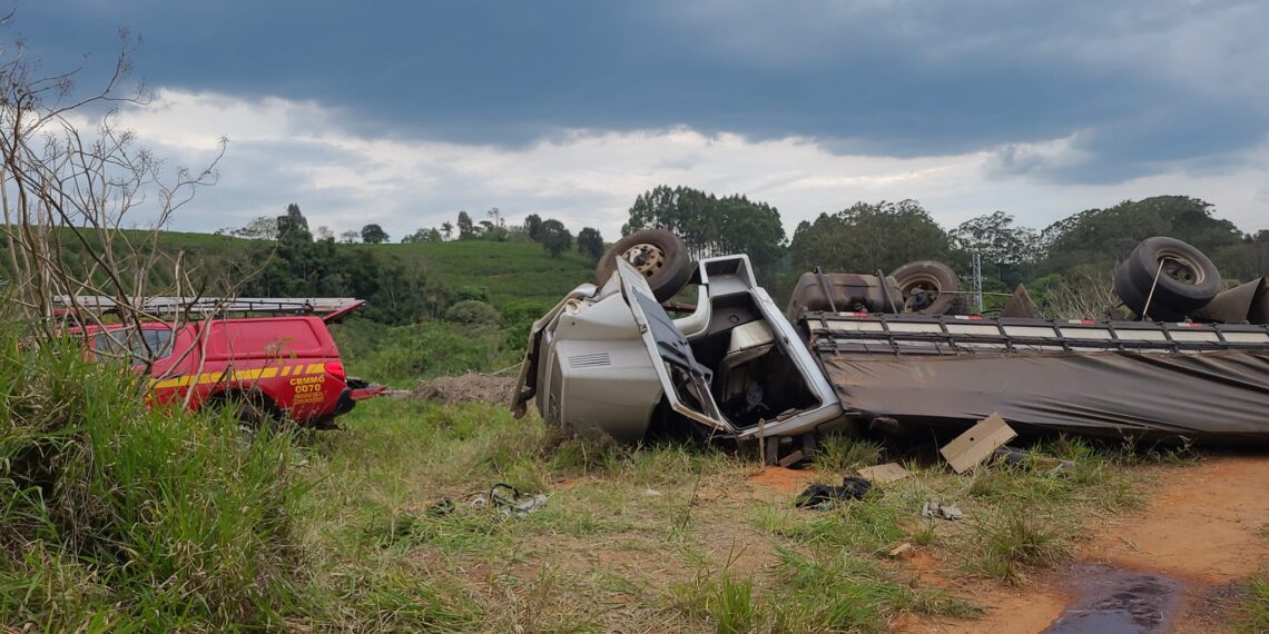Caminhoneiro fica ferido após acidente na BR-146