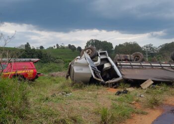 Caminhoneiro fica ferido após acidente na BR-146