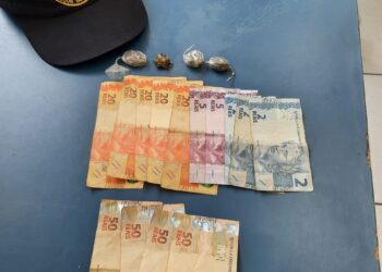 Dupla é detida suspeita de traficar drogas no centro de Poços