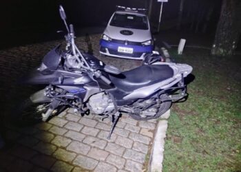 Moto furtada é recuperada pela Guarda Civil de Poços e dois são detidos