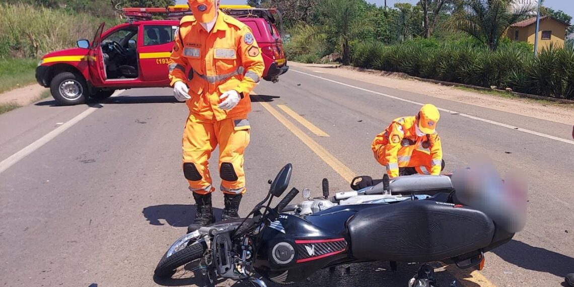 Motociclista morre após bater de frente com caminhão no sul de Minas