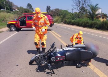 Motociclista morre após bater de frente com caminhão no sul de Minas