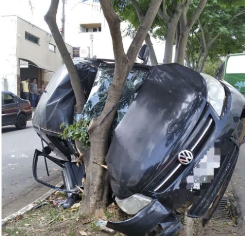Mulher ficou ferida após bater com carro em árvore no sul de Minas
