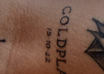 Fã que tatuou data de show adiado do Coldplay é convidado para Festival em Poços