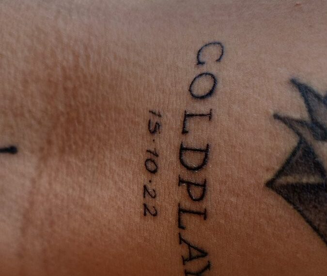 Fã que tatuou data de show adiado do Coldplay é convidado para Festival em Poços