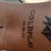 Fã que tatuou data de show adiado do Coldplay é convidado para Festival em Poços