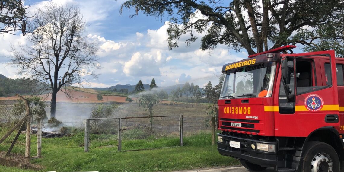 Incêndio consome pastagem em Poços
