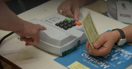 Mesários que não compareceram no 1º turno das eleições precisam pagar multas