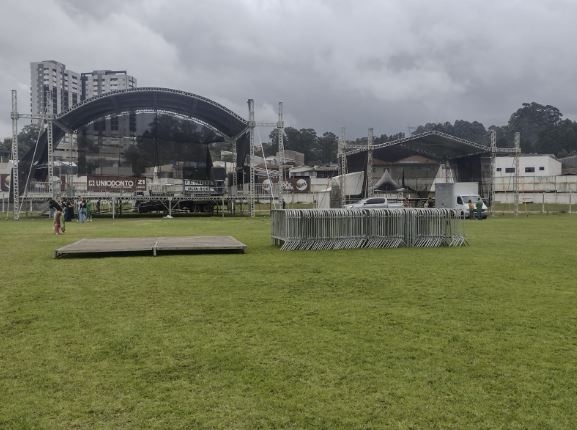 Montagem da estrutura do Festival Poços 150 anos está na fase final