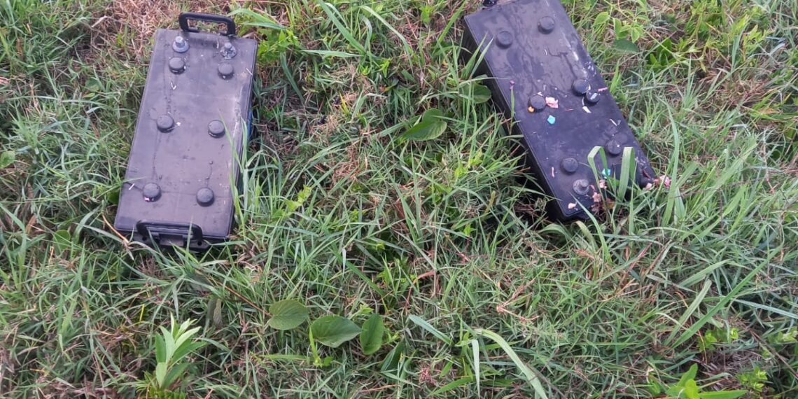 VÍDEO | Homem furta bateria de caminhão em Poços